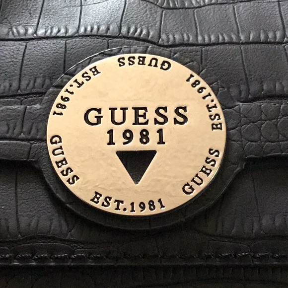 Guess purse - Picture 2 of 2